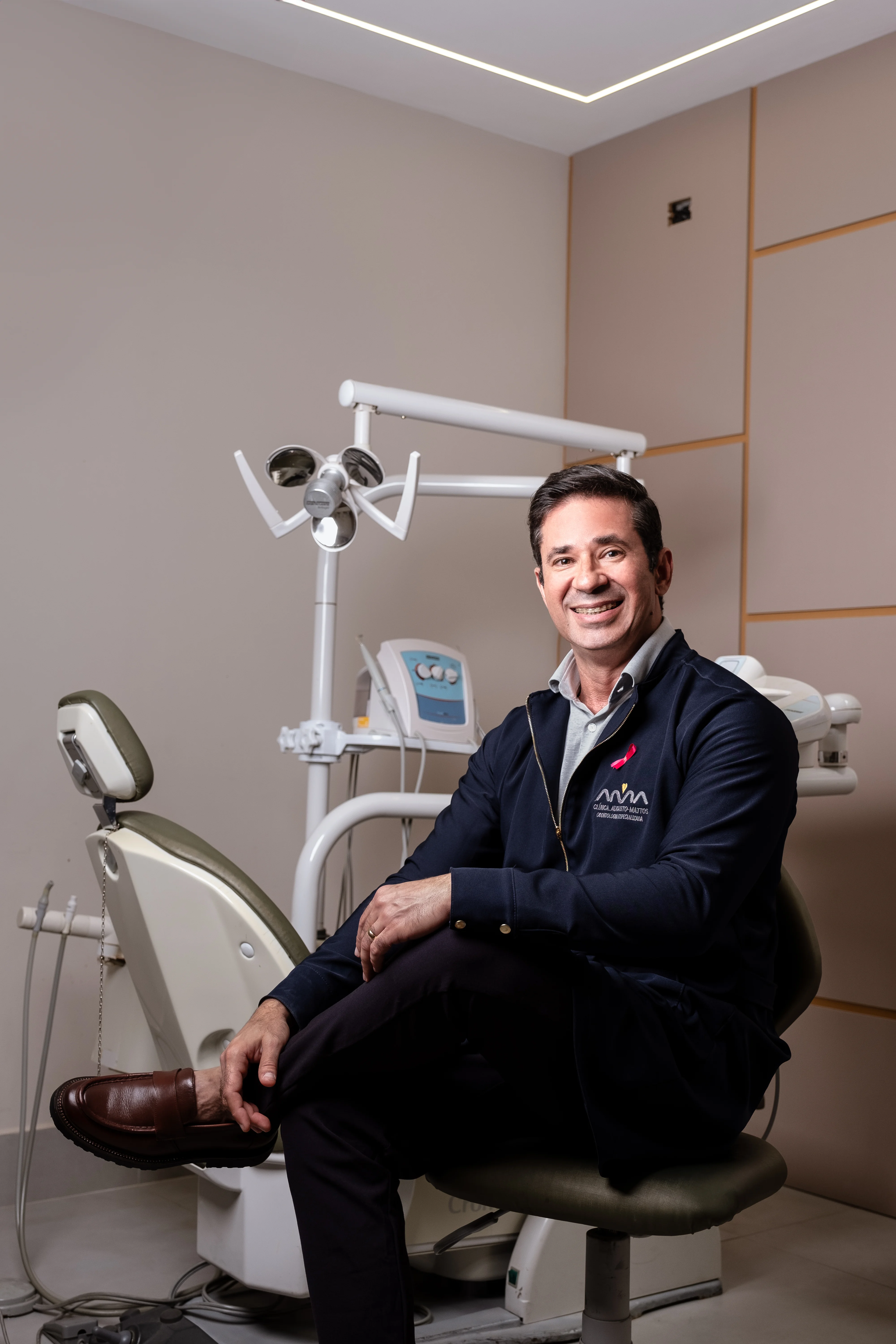 Dr. Augusto realizando tratamento